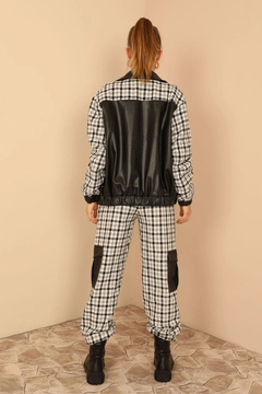Ein Bekleidungsmodell aus dem Großhandel trägt 23162 - Jacket - Ecru, türkischer Großhandel Jacke von Kaktus Moda