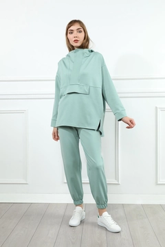 Bir model, Kaktus Moda toptan giyim markasının 23163 - Tracksuit - Mint Green toptan Eşofman Takımı ürününü sergiliyor.
