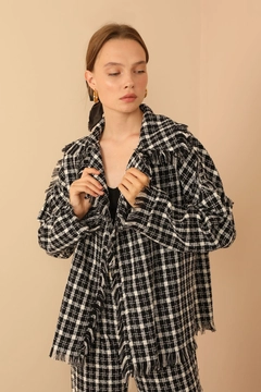 Ένα μοντέλο χονδρικής πώλησης ρούχων φοράει 23217 - Jacket - Black, τούρκικο Μπουφάν χονδρικής πώλησης από Kaktus Moda