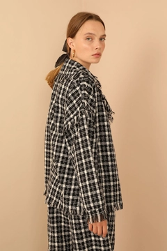 Bir model, Kaktus Moda toptan giyim markasının 23217 - Jacket - Black toptan Ceket ürününü sergiliyor.