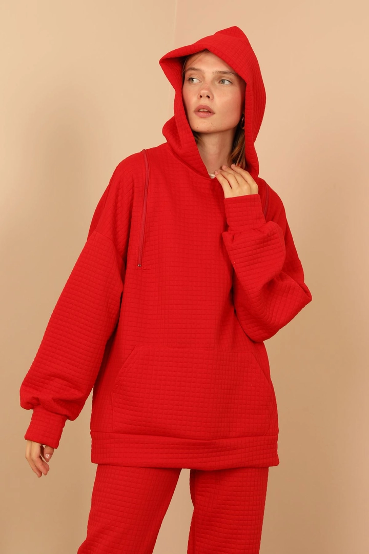 Una modella di abbigliamento all'ingrosso indossa 23248 - Sweatshirt - Red, vendita all'ingrosso turca di Felpa di Kaktus Moda