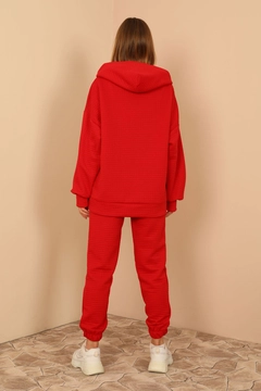 Una modella di abbigliamento all'ingrosso indossa 23248 - Sweatshirt - Red, vendita all'ingrosso turca di Felpa di Kaktus Moda