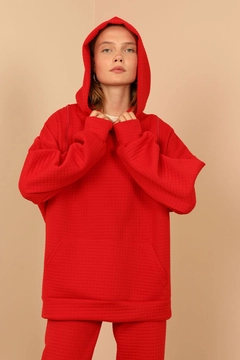 Bir model, Kaktus Moda toptan giyim markasının 23248 - Sweatshirt - Red toptan Hoodie ürününü sergiliyor.