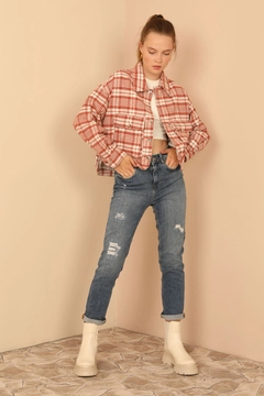 Ένα μοντέλο χονδρικής πώλησης ρούχων φοράει 23252 - Plaid Jacket - Tan, τούρκικο Μπουφάν χονδρικής πώλησης από Kaktus Moda
