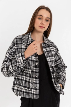 Bir model, Kaktus Moda toptan giyim markasının 23311 - Plaid Jacket - Black toptan Ceket ürününü sergiliyor.