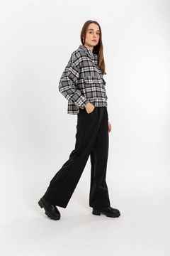 Ein Bekleidungsmodell aus dem Großhandel trägt 23311 - Plaid Jacket - Black, türkischer Großhandel Jacke von Kaktus Moda