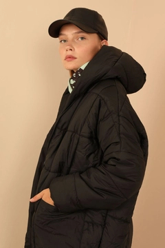 Una modelo de ropa al por mayor lleva 23459 - Coat - Black, Abrigo turco al por mayor de Kaktus Moda