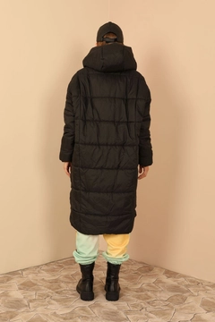 Bir model, Kaktus Moda toptan giyim markasının 23459 - Coat - Black toptan Kaban ürününü sergiliyor.