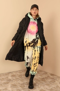 Una modelo de ropa al por mayor lleva 23459 - Coat - Black, Abrigo turco al por mayor de Kaktus Moda