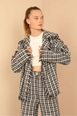 Bir model,  toptan giyim markasının 23464-jacket-mink toptan  ürününü sergiliyor.