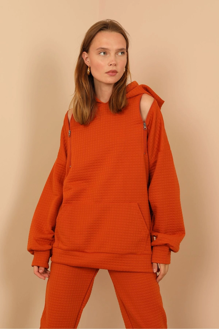 A wholesale clothing model wears 23476 - Sweatshirt - Cinnamon, Turkish wholesale Hoodie of Kaktus Moda