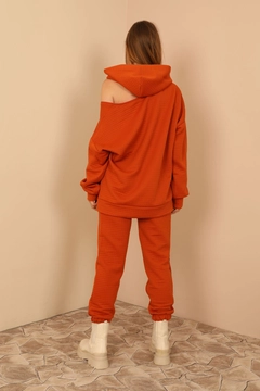 A wholesale clothing model wears 23476 - Sweatshirt - Cinnamon, Turkish wholesale Hoodie of Kaktus Moda