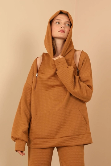 Una modella di abbigliamento all'ingrosso indossa  Felpa - Cammello
, vendita all'ingrosso turca di Felpa di Kaktus Moda