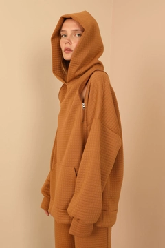 A wholesale clothing model wears 23470 - Sweatshirt - Camel, Turkish wholesale Hoodie of Kaktus Moda