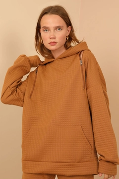 A wholesale clothing model wears 23470 - Sweatshirt - Camel, Turkish wholesale Hoodie of Kaktus Moda
