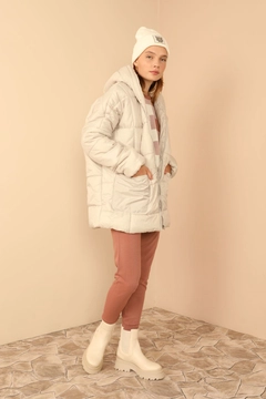 Una modelo de ropa al por mayor lleva 23604 - Coat - Stone, Abrigo turco al por mayor de Kaktus Moda