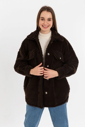 A model wears 23614 - Coat - Brown, wholesale undefined of Kaktus Moda to display at Lonca