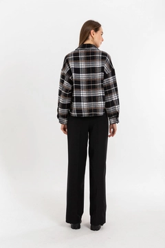 Bir model, Kaktus Moda toptan giyim markasının 23630 - Jacket - Brown toptan Ceket ürününü sergiliyor.