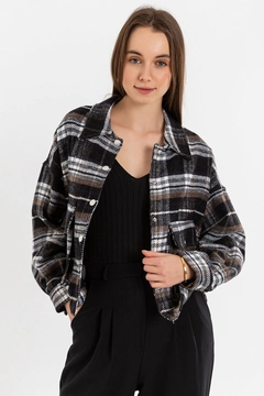 Ein Bekleidungsmodell aus dem Großhandel trägt 23630 - Jacket - Brown, türkischer Großhandel Jacke von Kaktus Moda