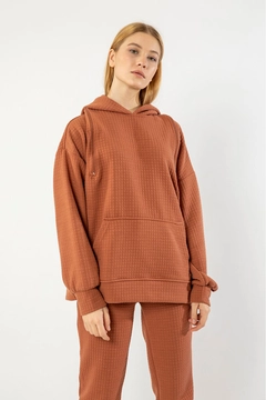A wholesale clothing model wears 23659 - Sweatshirt - Brick Red, Turkish wholesale Sweatshirt of Kaktus Moda