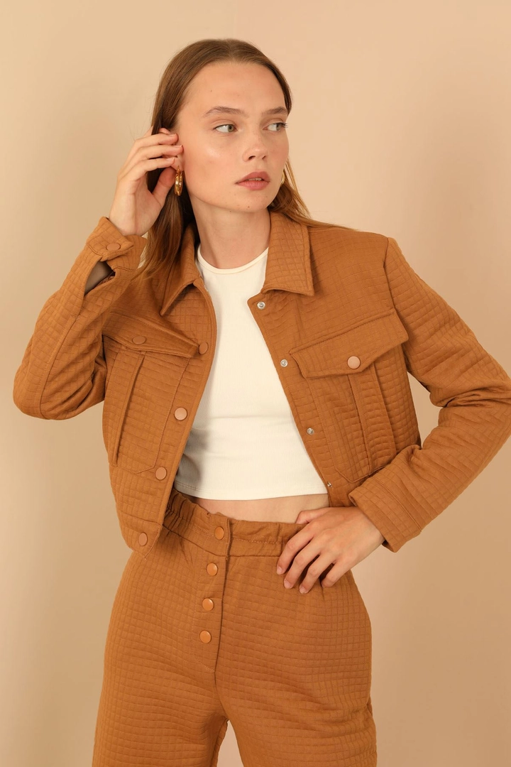 Bir model, Kaktus Moda toptan giyim markasının 23742 - Jacket - Tan toptan Ceket ürününü sergiliyor.