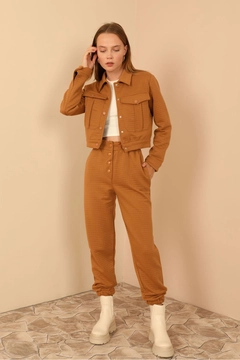 Una modella di abbigliamento all'ingrosso indossa 23742 - Jacket - Tan, vendita all'ingrosso turca di Giacca di Kaktus Moda