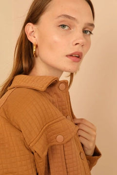 Ein Bekleidungsmodell aus dem Großhandel trägt 23742 - Jacket - Tan, türkischer Großhandel Jacke von Kaktus Moda