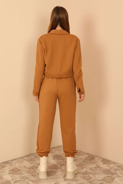 Ένα μοντέλο χονδρικής πώλησης ρούχων φοράει 23742 - Jacket - Tan, τούρκικο Μπουφάν χονδρικής πώλησης από Kaktus Moda