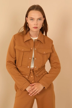 Ένα μοντέλο χονδρικής πώλησης ρούχων φοράει 23742 - Jacket - Tan, τούρκικο Μπουφάν χονδρικής πώλησης από Kaktus Moda