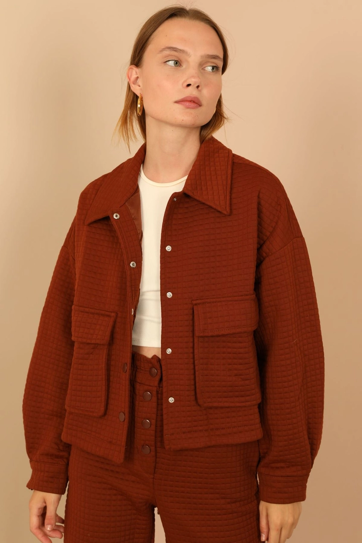 Bir model, Kaktus Moda toptan giyim markasının 23848 - Jacket - Brown toptan Ceket ürününü sergiliyor.