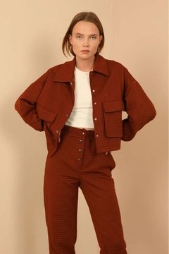 Ένα μοντέλο χονδρικής πώλησης ρούχων φοράει 23848 - Jacket - Brown, τούρκικο Μπουφάν χονδρικής πώλησης από Kaktus Moda