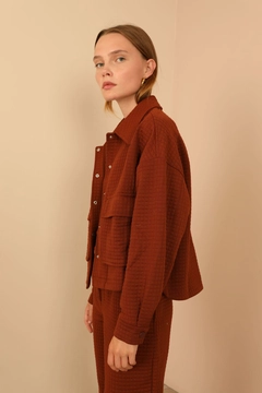Bir model, Kaktus Moda toptan giyim markasının 23848 - Jacket - Brown toptan Ceket ürününü sergiliyor.