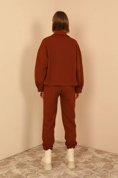 Ein Bekleidungsmodell aus dem Großhandel trägt 23848 - Jacket - Brown, türkischer Großhandel Jacke von Kaktus Moda