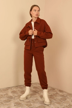 Una modella di abbigliamento all'ingrosso indossa 23848 - Jacket - Brown, vendita all'ingrosso turca di Giacca di Kaktus Moda