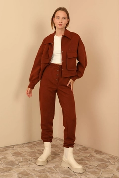 Una modella di abbigliamento all'ingrosso indossa 23848 - Jacket - Brown, vendita all'ingrosso turca di Giacca di Kaktus Moda