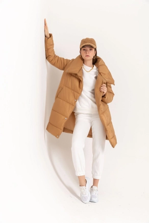 A model wears 23885 - Coat - Camel, wholesale undefined of Kaktus Moda to display at Lonca
