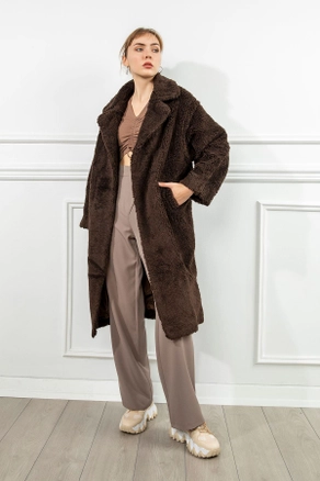 A model wears 35557 - Coat - Brown, wholesale undefined of Kaktus Moda to display at Lonca