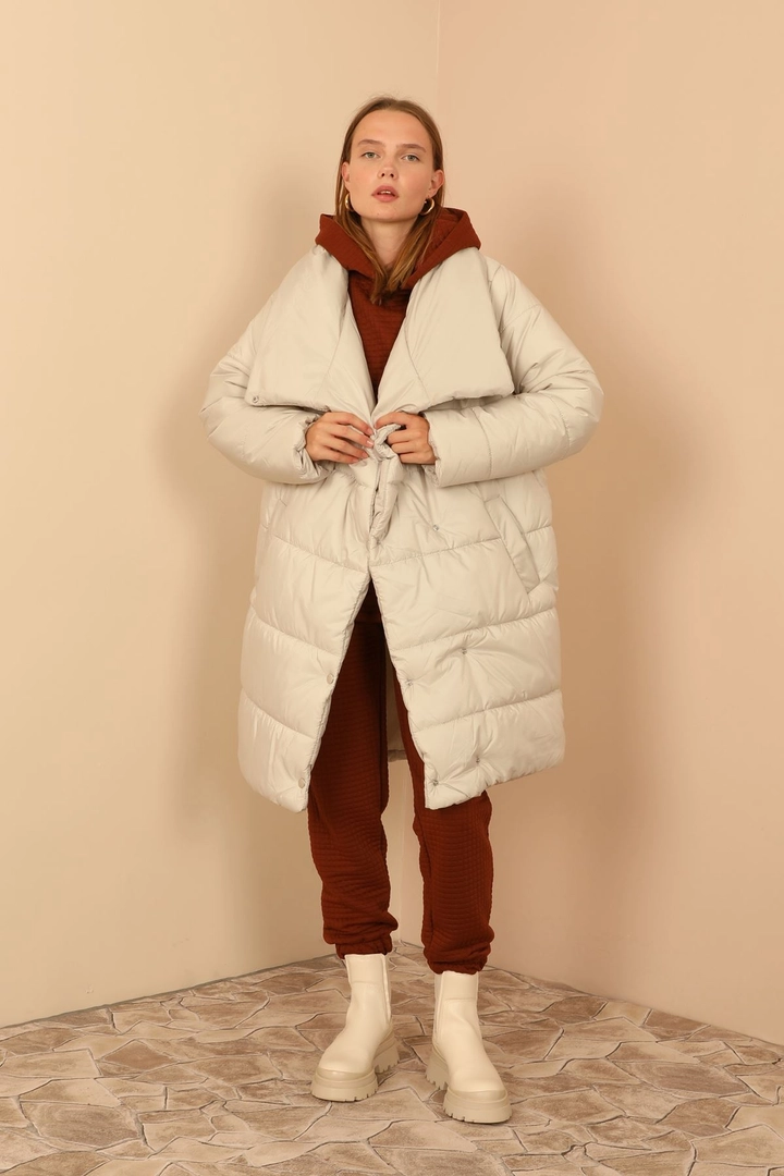 Un mannequin de vêtements en gros porte 35567 - Coat - Stone, Manteau en gros de Kaktus Moda en provenance de Turquie