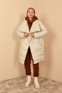 Ein Bekleidungsmodell aus dem Großhandel trägt 35567 - Coat - Stone, türkischer Großhandel Mantel von Kaktus Moda
