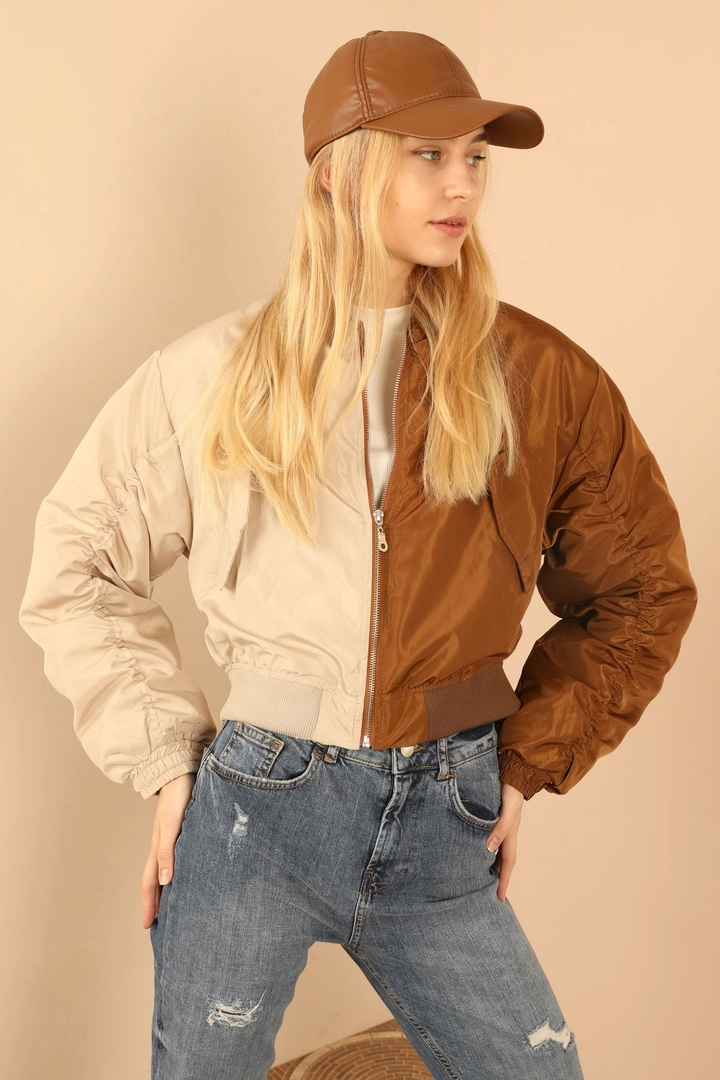Un mannequin de vêtements en gros porte 35584 - Jacket - Beige And Brown, Blouson en gros de Kaktus Moda en provenance de Turquie