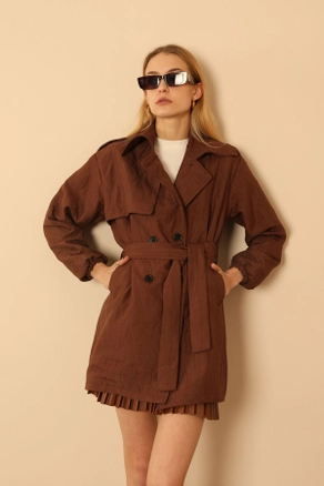 A model wears 35587 - Trenchcoat - Brown, wholesale Trenchcoat of Kaktus Moda to display at Lonca