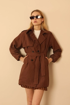 A wholesale clothing model wears 35587 - Trenchcoat - Brown, Turkish wholesale Trenchcoat of Kaktus Moda