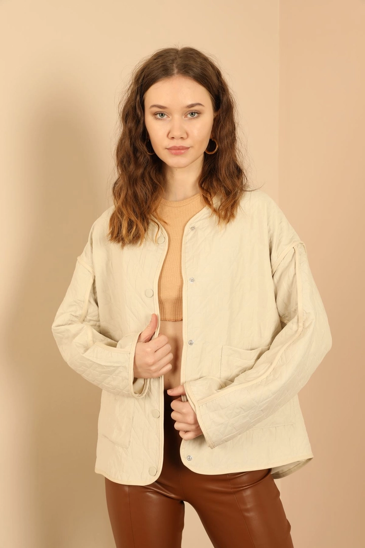 Ein Bekleidungsmodell aus dem Großhandel trägt 35594 - Jacket - Stone, türkischer Großhandel Jacke von Kaktus Moda