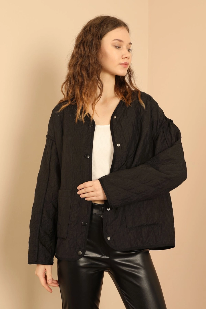 Ein Bekleidungsmodell aus dem Großhandel trägt 35591 - Jacket - Black, türkischer Großhandel Jacke von Kaktus Moda