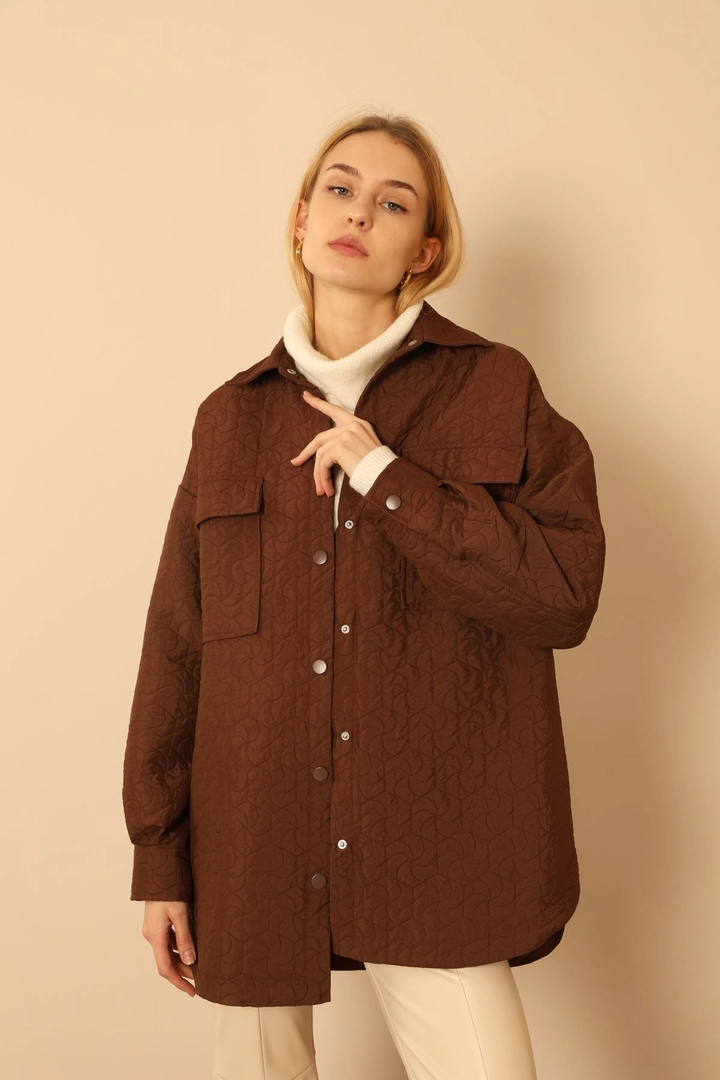 Bir model, Kaktus Moda toptan giyim markasının 35832 - Shirt - Brown toptan Gömlek ürününü sergiliyor.