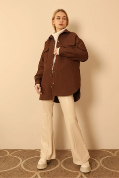 Una modella di abbigliamento all'ingrosso indossa 35832 - Shirt - Brown, vendita all'ingrosso turca di Camicia di Kaktus Moda