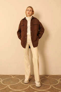 Модел на дрехи на едро носи 35832 - Shirt - Brown, турски едро Риза на Kaktus Moda