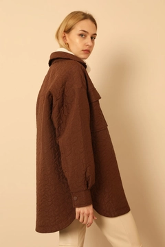 Een kledingmodel uit de groothandel draagt 35832 - Shirt - Brown, Turkse groothandel Shirt van Kaktus Moda