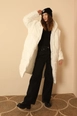 Una modella di abbigliamento all'ingrosso indossa 36920-coat-white, vendita all'ingrosso turca di  di 