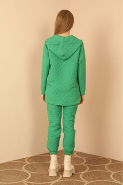 Bir model, Kaktus Moda toptan giyim markasının 30933 - Tracksuit - Green toptan Eşofman Takımı ürününü sergiliyor.
